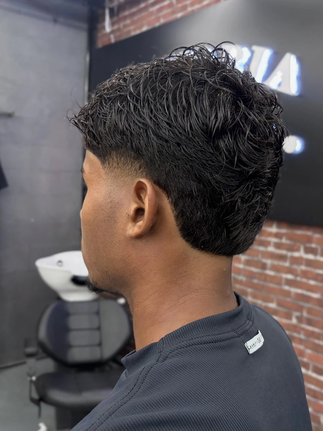 Corte masculino real da Barbearia Lopes: degradê com topo texturizado